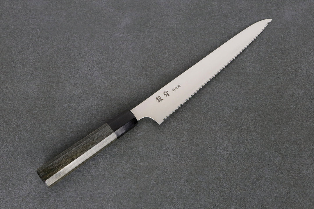 Großes Brotmesser mit grauem Griff