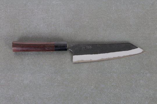 Bunka mit Kurouchi Klinge liegend