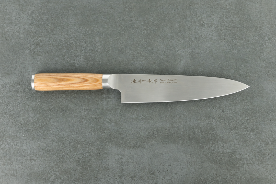 Gesamtansicht Gyuto mit 21 Klinge und Holzgriff