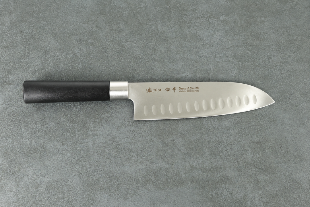 Santoku mit Kullenschliff und schwarzem Griff