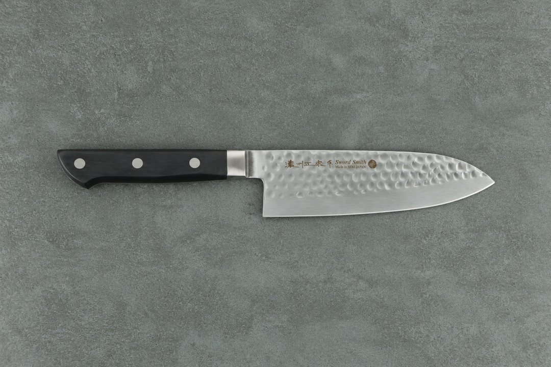 Santokumesser mit gewalzter Klingenoberfläche