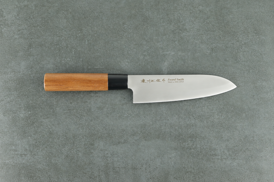 Santokumesser aus Japan mit dunklem Holzgriff