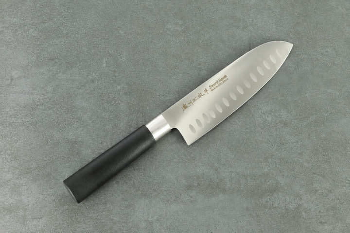 Santoku mit Kullenschliff und schwarzem Griff