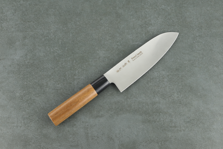 Santokumesser aus Japan mit dunklem Holzgriff