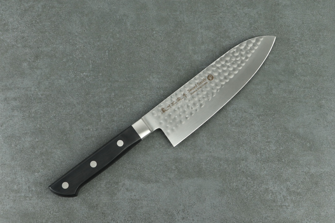 Santokumesser mit gewalzter Klingenoberfläche