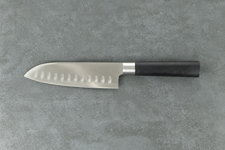 Santoku mit Kullenschliff und schwarzem Griff