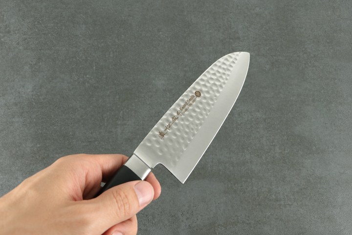 Santokumesser mit gewalzter Klingenoberfläche