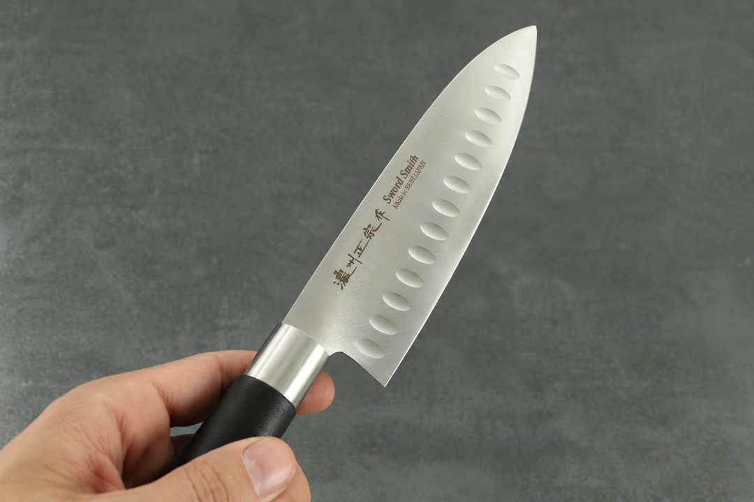 Santoku mit Kullenschliff und schwarzem Griff