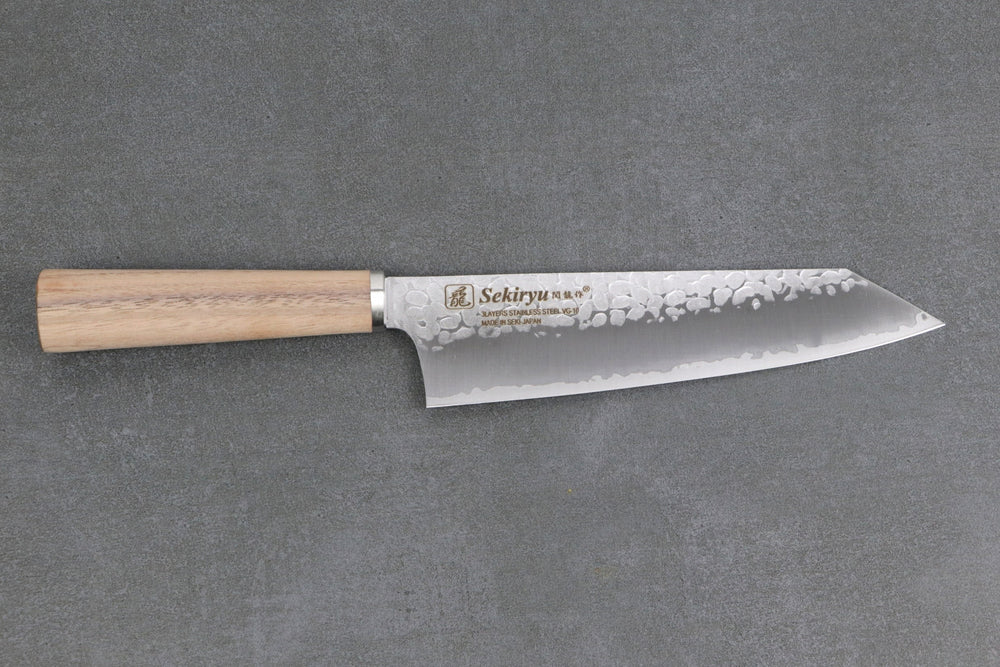 Bunka Messer mit gehämmerter Klingenoberfläche.