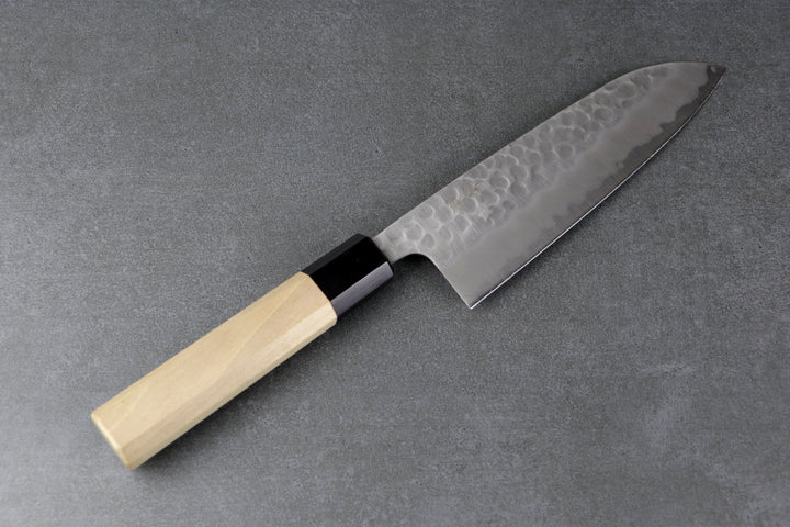 Santokumesser aus Japan mit hellem Holzgriff und traditioneller Klinge