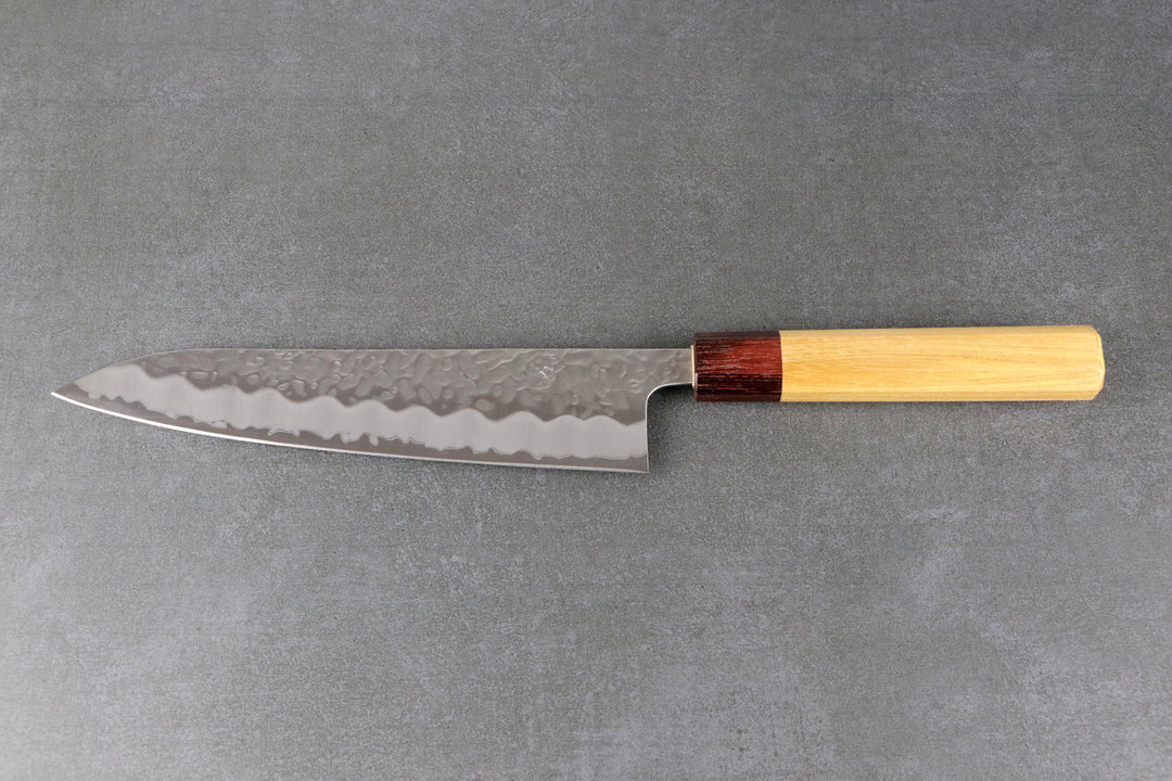 Hochwertiges japanisches Gyuto mit gehämmerter Klingenoberfläche