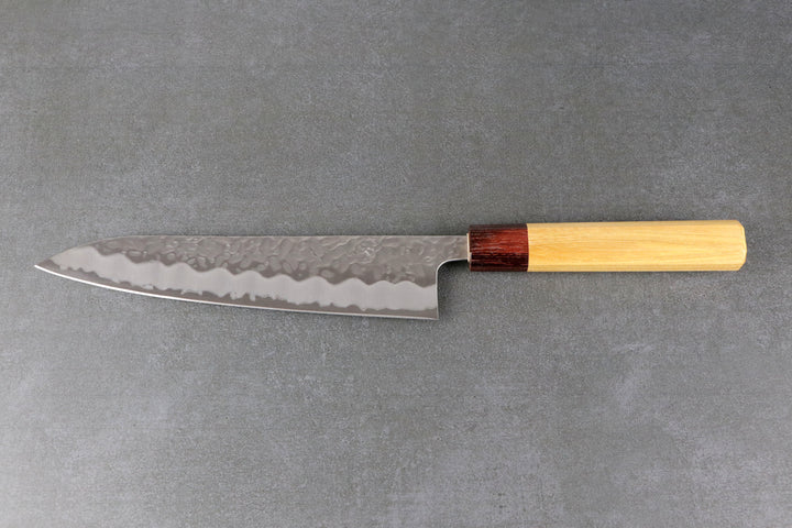 Hochwertiges japanisches Gyuto mit gehämmerter Klingenoberfläche