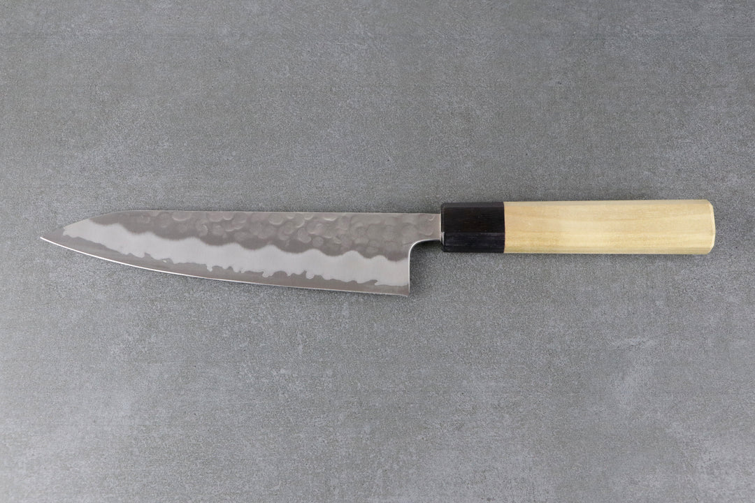 Gyuto Messer mit schwarzer Zwinge und Magnolienholz.