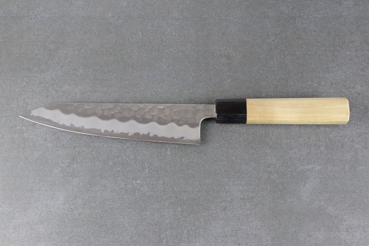 Gyuto Messer mit schwarzer Zwinge und Magnolienholz.