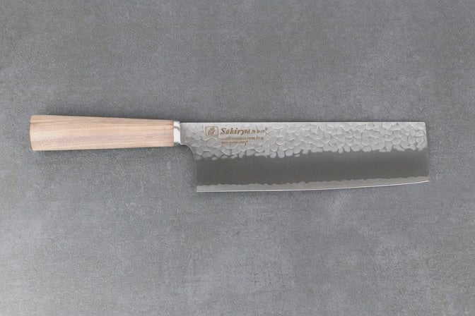 Nakiri Gemüsemesser mit Holzgriff und prägnanter Klinge
